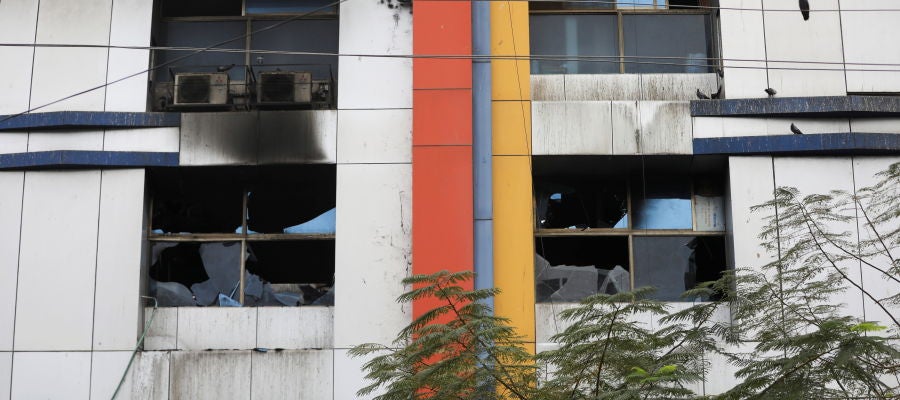Mueren al menos 13 personas en el incendio de un hospital para pacientes  COVID en India: "Una bola de fuego se desató en la UCI"