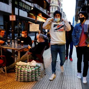 Varias personas transitan las calles de Bilbao Varias personas transitan las calles de Bilbao