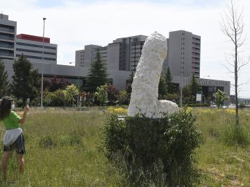 Gran escultura de arte urbano de simbología fálica en León Gran escultura de arte urbano de simbología fálica en León